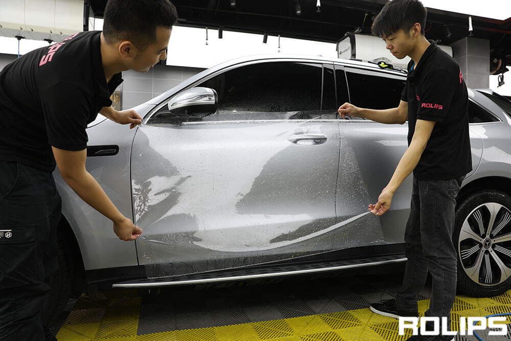 整車貼隱形車衣會(huì)傷害車漆嗎？